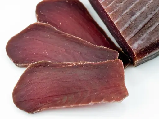 Fette di mosciame di tonno, un salume di pesce dal colore rosso intenso, perfetto per scoprire cos'è il mosciame di tonno.