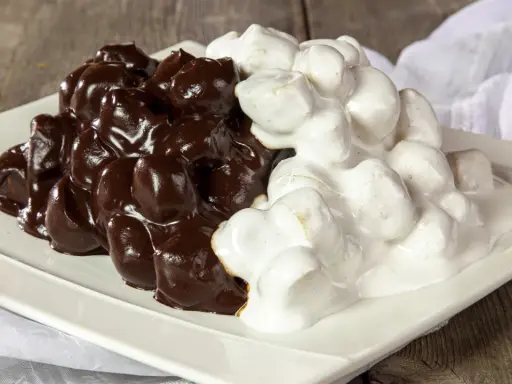 Dolci tipici di Messina: una montagna di bignè ricoperti da glassa al cioccolato fondente e glassa bianca.