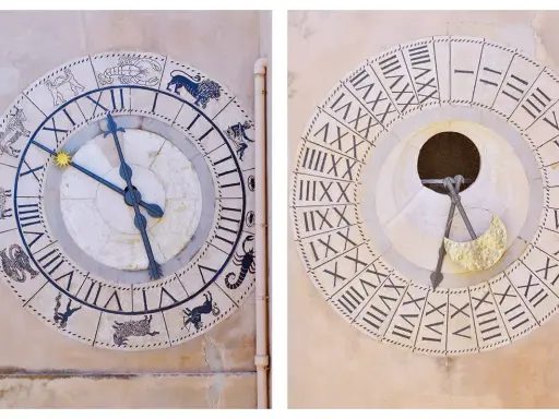 Dettaglio dell'orologio astronomico di Trapani con i segni zodiacali e le fasi lunari.