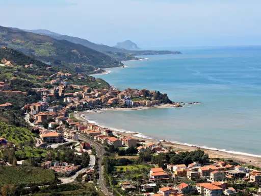 Panoramica di Castel di Tusa, un pittoresco borgo marinaro siciliano incastonato tra il verde delle colline e l'azzurro del mare.