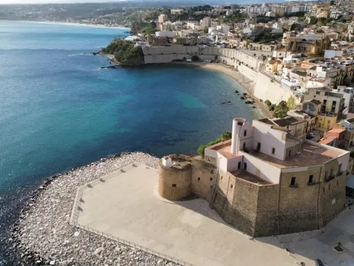 Castellammare del Golfo: la Madonna del Soccorso veglia sulla baia azzurra e sul borgo antico.