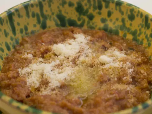 Un gustoso pane cotto siciliano, un piatto tradizionale ricco di sapore, servito in una ciotola decorata.