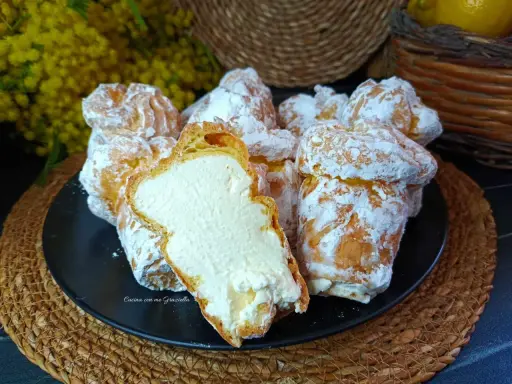 Lulu messinese, dolci bignè ripieni di crema soffice, spolverati di zucchero a velo, un vero piacere per il palato.