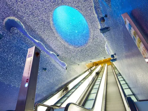 Stazioni metro Napoli da vedere: la stazione Toledo, con il suo soffitto a mosaico blu e la grande apertura luminosa, sembra un'onda marina.