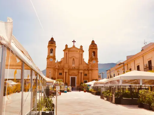 Piazza con chiesa e gazebo, ideale per scoprire cosa fare la sera a Terrasini.