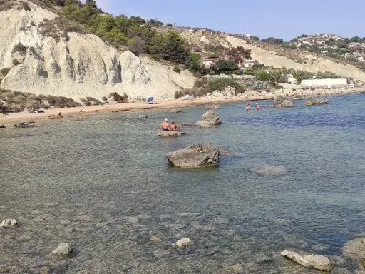 La spiaggia di Marianello a Licata, con scogliere bianche, acque cristalline e bagnanti che si godono il sole.