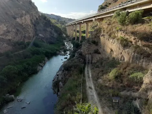 Il ponte Capodarso domina un canyon con un fiume e una vecchia galleria.