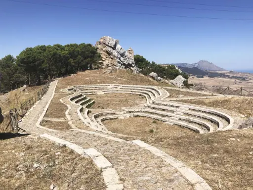 Teatro all'aperto e sentieri in pietra a Caltavuturo, cosa vedere per godere del panorama mozzafiato.