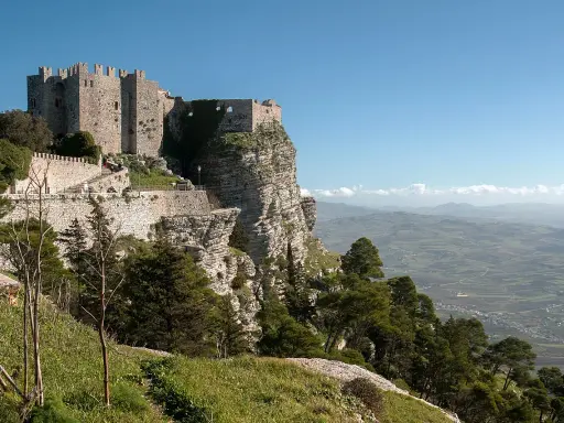 Castello normanno su sperone roccioso, un luogo che evoca l'erice mitologia siciliana, con vista panoramica sulla campagna.