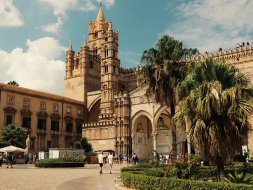 La Cattedrale di Palermo, con le sue torri imponenti e le palme rigogliose, è un luogo ricco di storia e curiosità.