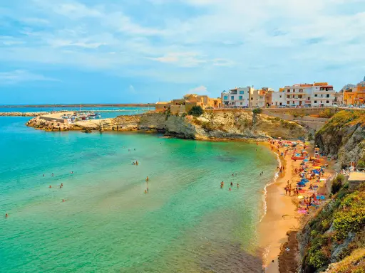 La spiaggia di Terrasini, con la sua scalinata che scende verso il mare cristallino, è un luogo incantevole per godersi il sole e fare il bagno.