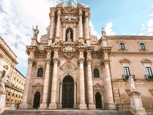 Duomo di Siracusa, un gioiello del centro storico di Ortigia. Imperdibile per chi cerca cosa vedere in Sicilia.