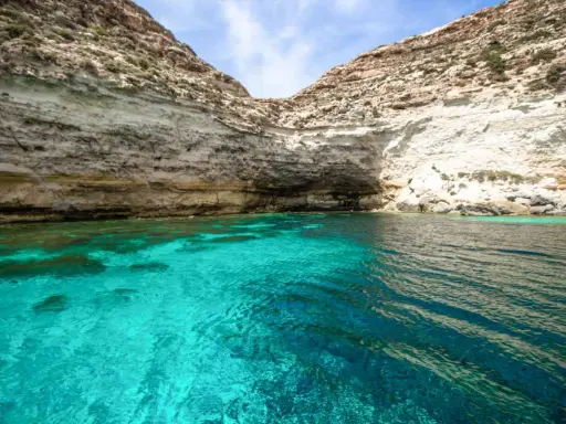 Acque cristalline e scogliere bianche nella baia della Tabaccara a Lampedusa.