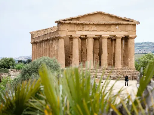Tempio dorico nella Valle dei Templi, un luogo dove si può immaginare quanti templi ci sono.