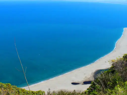 La **marinello spiaggia** si estende in un arco di sabbia chiara, lambita da un mare azzurro intenso. Laghi interni e vegetazione rigogliosa incorniciano questo angolo di paradiso.