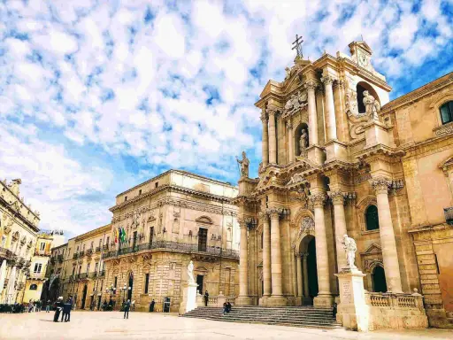 Piazza Duomo a Siracusa: un'idea per cosa vedere a Siracusa in mezza giornata, con la Cattedrale e palazzi storici.