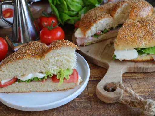 Un delizioso brioscione palermitano farcito con mozzarella, pomodoro e lattuga, pronto per essere gustato.