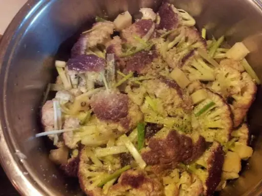 Cavolfiori viola e patate in padella, conditi con erbe aromatiche e pangrattato. Un piatto gustoso, quasi dei bastardi affucati per quanto sono invitanti.