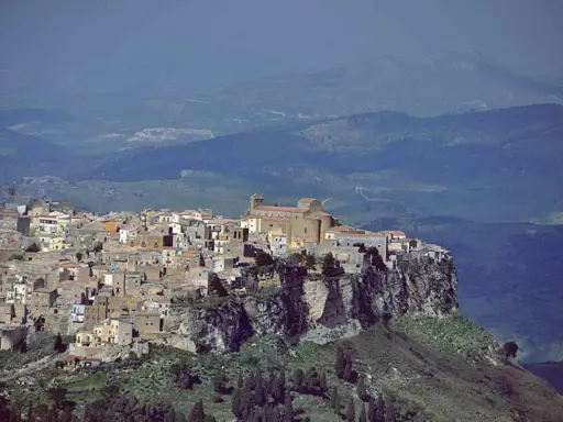 Borgo arroccato su una rupe, la città più alta della Sicilia domina un paesaggio collinare.