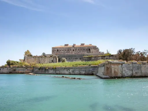 Fortificazioni storiche sul mare, un'antica fortezza che domina il paesaggio di Augusta centro storico.
