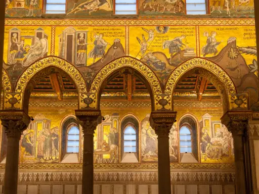 Mosaici dorati del Duomo di Monreale: curiosità bibliche con scene di Giacobbe e Rebecca.