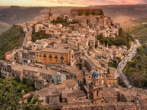 Panoramica di Ragusa Ibla, città barocca su un colle. Il nome "Ibla" evoca le antiche origini, forse da una leggenda, che rendono questo luogo magico.