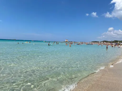 Lido Circeo Torre Chianca: acque cristalline e tanta gente che si gode il sole e il mare.
