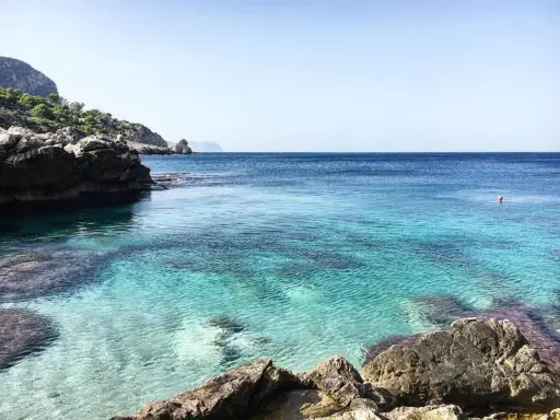 Acque cristalline e rocce scolpite dal mare, un angolo di paradiso che ricorda le **tre piscine** naturali di **Bagheria**.