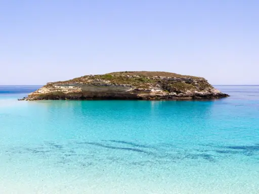 Isola dei Conigli, Lampedusa: scogliere bianche e acque cristalline. Il nome deriva dalle tartarughe marine che vi depongono le uova, non dai conigli.