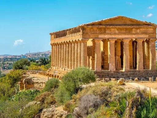 Tempio dorico ben conservato nella Valle dei Templi, testimone della ricca storia siciliana.