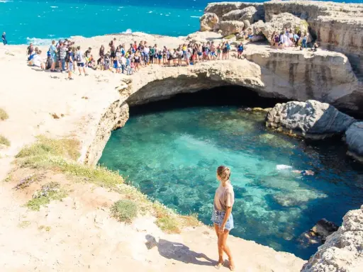 La Grotta della Poesia, con il suo mare cristallino, attira molti visitatori, ma il divieto di balneazione è ben visibile.
