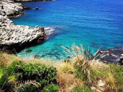 Tre piscine naturali cala del cuore, acque cristalline e scogliere rocciose.