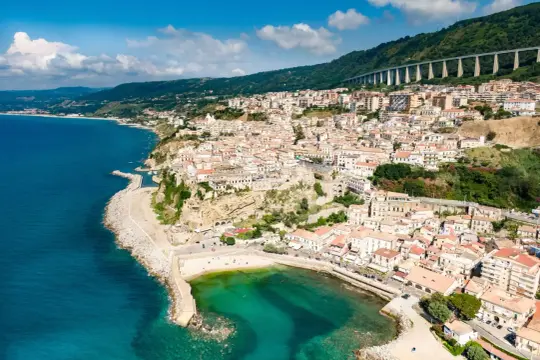 Pizzo Calabro, incantevole borgo sul mare, dove le case si aggrappano alla scogliera e il blu intenso dell'acqua incontra il cielo.