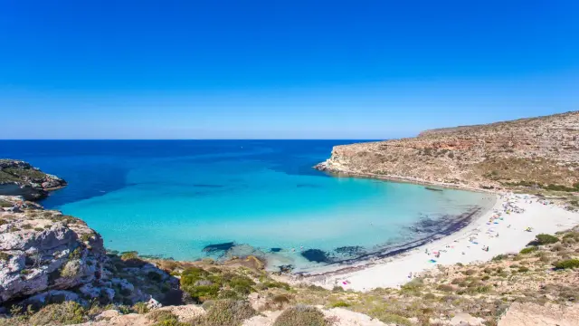 La spiaggia dei conigli, con la sua sabbia bianca e acque cristalline, è un paradiso naturale. Il nome deriva dalla sua forma che ricorda un coniglio.