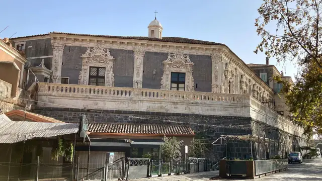 Palazzo barocco, un tempo dimora di famiglie nobili siciliane, domina la strada con la sua imponente facciata.