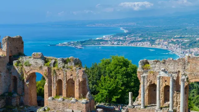 Rovine antiche con vista sul mare e sul centro storico di Giardini Naxos.
