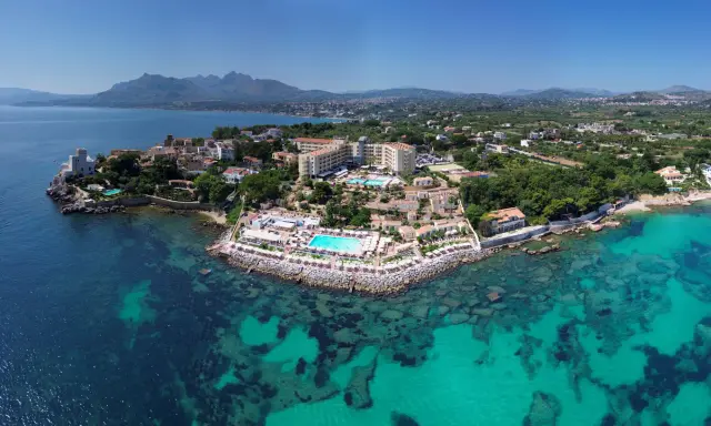 Resort costiero con piscine e mare cristallino, un luogo dove le parole siciliane risuonano tra le ville e la natura.