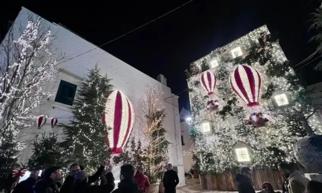 Le luminarie di Locorotondo creano un'atmosfera magica con mongolfiere illuminate e alberi addobbati.