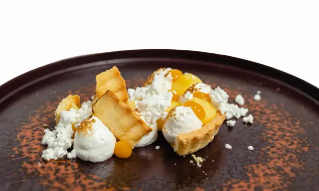Delizioso dessert con crema al limone, meringa e biscotti croccanti, una vera specialità siciliana.