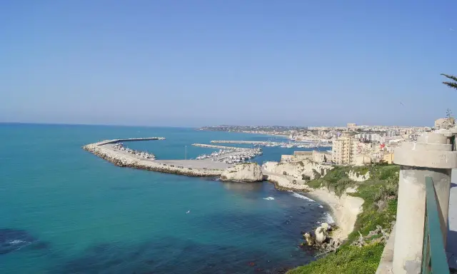 Vista panoramica del porto di Sciacca, con barche ormeggiate e la città sullo sfondo. Ideale per scoprire cosa vedere in un giorno.