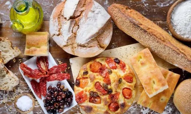 Pane, focaccia, pomodori secchi, olive e olio d'oliva: un assaggio della puglia cucina.