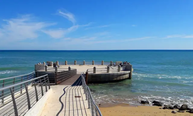 La rotonda sul mare di Avola, con il suo molo in legno e la terrazza circolare, offre una vista mozzafiato sul blu intenso del Mediterraneo.