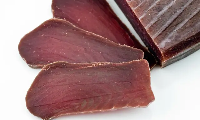 Fette di mosciame di tonno, un salume di pesce dal colore rosso intenso, perfetto per scoprire cos'è il mosciame di tonno.
