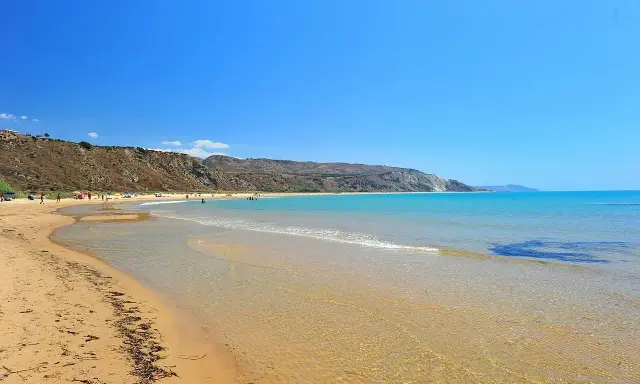 Spiaggia Torre Salsa: un paradiso di sabbia dorata e mare cristallino. Scopri come arrivare in questo angolo di Sicilia.