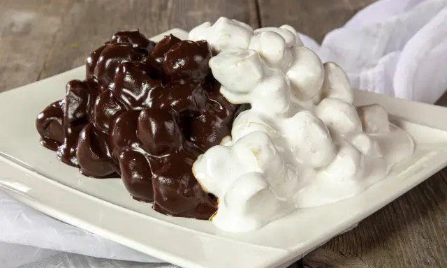 Dolci tipici di Messina: una montagna di bignè ricoperti da glassa al cioccolato fondente e glassa bianca.