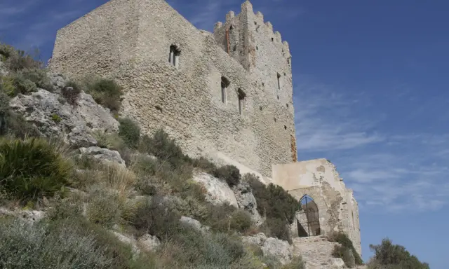 Antica fortezza, la Madonna del Castello di Palma di Montechiaro, si erge su un colle roccioso sotto un cielo azzurro.