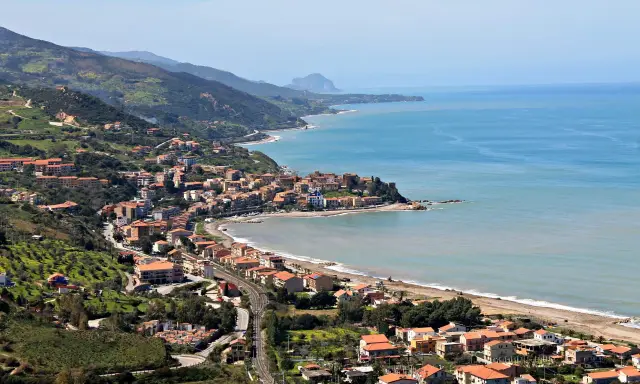 Panoramica di Castel di Tusa, un pittoresco borgo marinaro siciliano incastonato tra il verde delle colline e l'azzurro del mare.