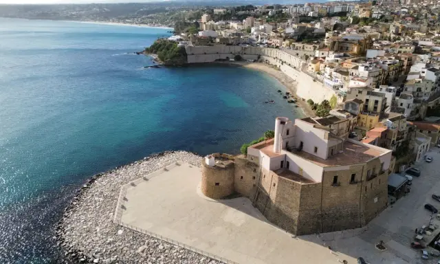 Castellammare del Golfo: la Madonna del Soccorso veglia sulla baia azzurra e sul borgo antico.