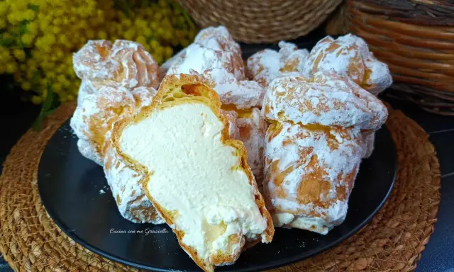 Lulu messinese, dolci bignè ripieni di crema soffice, spolverati di zucchero a velo, un vero piacere per il palato.