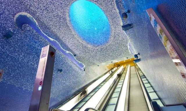 Stazioni metro Napoli da vedere: la stazione Toledo, con il suo soffitto a mosaico blu e la grande apertura luminosa, sembra un'onda marina.